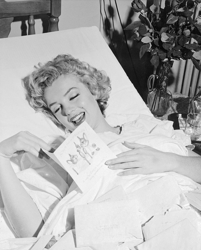 Doslova spala do krásy

Jak je o Marilyn známo, nesnášela pyžama a noční košile, takže spala ve své extra široké posteli a luxusním povlečení nahá. Marilyn zkátka veděla, jak si nechat zdát sladké sny, spánek milovala. Jednou také uvedla „V neděli, což je můj odpočinkový den, mi někdy trvá až dvě hodiny než se zcela vzbudím a vstanu. Užívám si každý moment ospalosti.“
