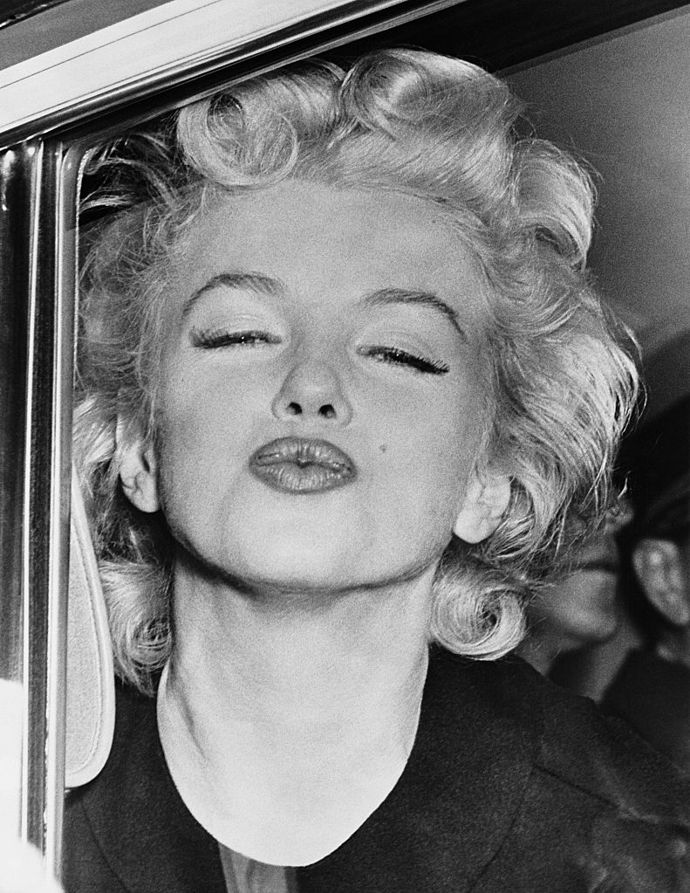 Na rty používala pět odstínů konturovací tužky

Ne nadarmo byly rty Marilyn Monroe předmětem obdivu, na jejich vzhledu si dávala záležet. A nemluvíme o žádném botoxu, ale o precizním konturování. Používala k tomu dokonce až pět odstínů. Tuto techniku vyvinul její maskér Allan Whitey Snyder. Na vnějších rozích rtů používal tmavší odstíny červené, uprostřed naopak nanášel světlé, aby rtům dodal rozměr. Poté pro šťavňatější vzhled dodal doprostřed spodního i horního rtu světlý highlighter.
