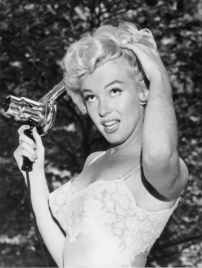 Vytvořila si svůj suchý šampon

Není žádným tajemstvím, že Marylin byla doslova posedlá svými vlasy. Jejich odstín platinové blond dokonce pojmenovala „pillow case white“ a odbarvovala se peroxidem každých pár týdnů. Dalším jejím trikem bylo nanášení dětského zásypu ke kořínkům vlasů, stejně jako my nyní používáme suchý šampon.
