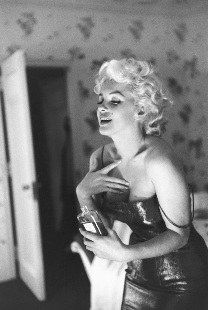 5 kapek Chanel N°5

Jejím nejoblíbenějším parfémem byl Chanel N°5. Každý den se navoněla přesně pěti kapkami. Používala ho i když šla spát nebo si ho kapala do své ledové koupele.
