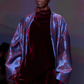 Vínová a modrá nechyběly ani na přehlídce Giorgio Armani
