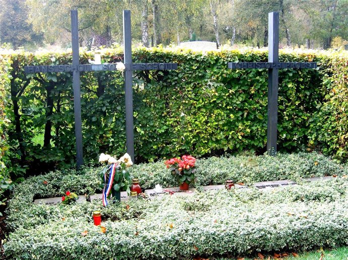 Hrob Hanse a Sophie Schollových a Christopha Probsta na hřbitově v Perlacher Forst v Mnichově u věznice Stadelheim Hrob Hanse a Sophie Schollových a Christopha Probsta na hřbitově v Perlacher Forst v Mnichově u věznice Stadelheim