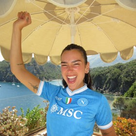 Dua Lipa potěšila Italské fanoušky Neapole.