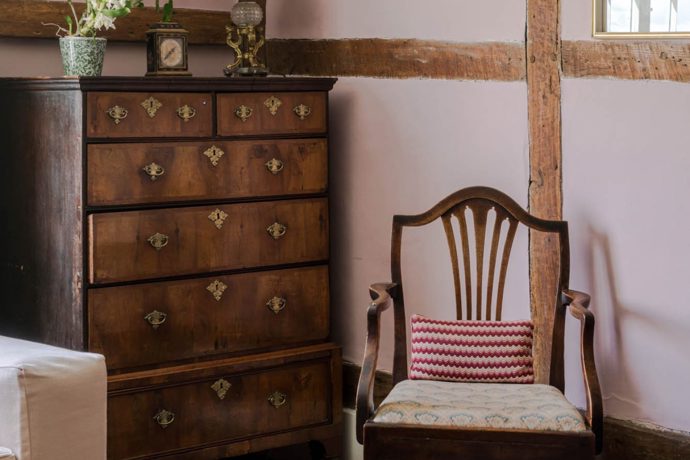 Na anglickém venkově stojí statek ze 14. století. Staré trámy, obrovské krby a devět akrů půdy vás okouzlí na první pohled