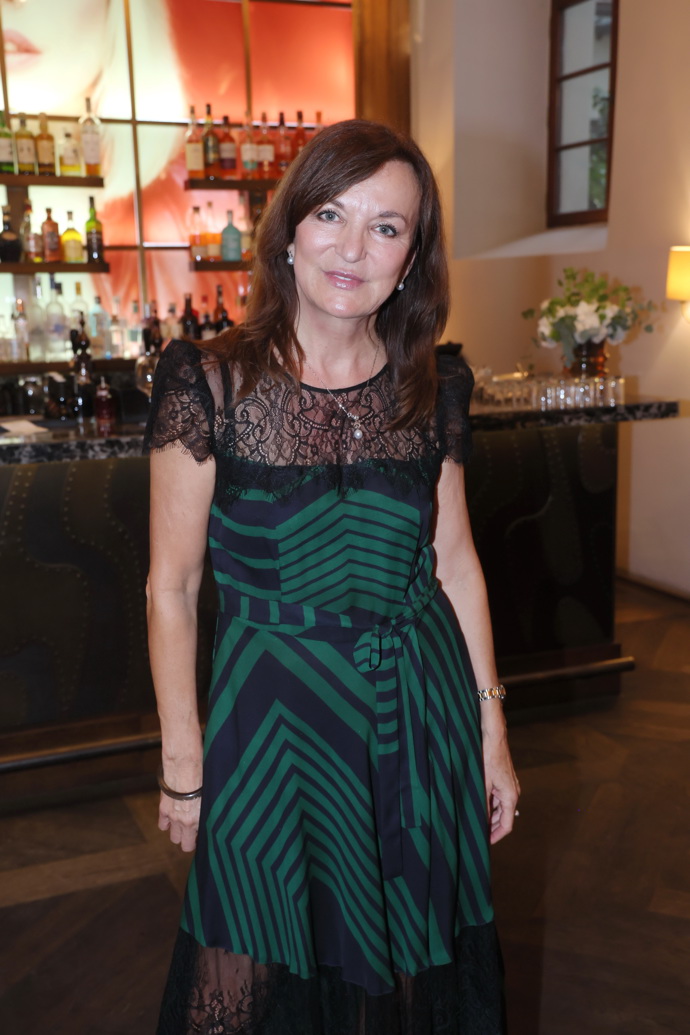 Ženy po šedesátce nemusí schovávat ramena ani kolena. Beata Rajská vsází na průhledné krajky i mini délky Ženy po šedesátce nemusí schovávat ramena ani kolena. Beata Rajská vsází na průhledné krajky i mini délky