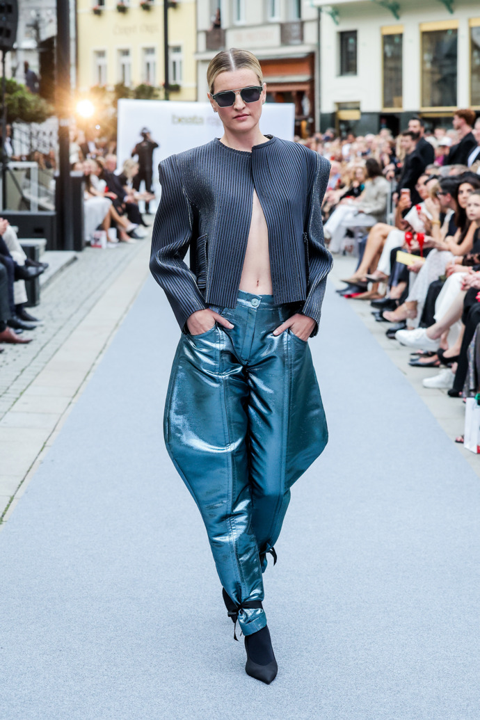 Veronika Chmelířová ukázala v odvážném modelu holé bříško. 