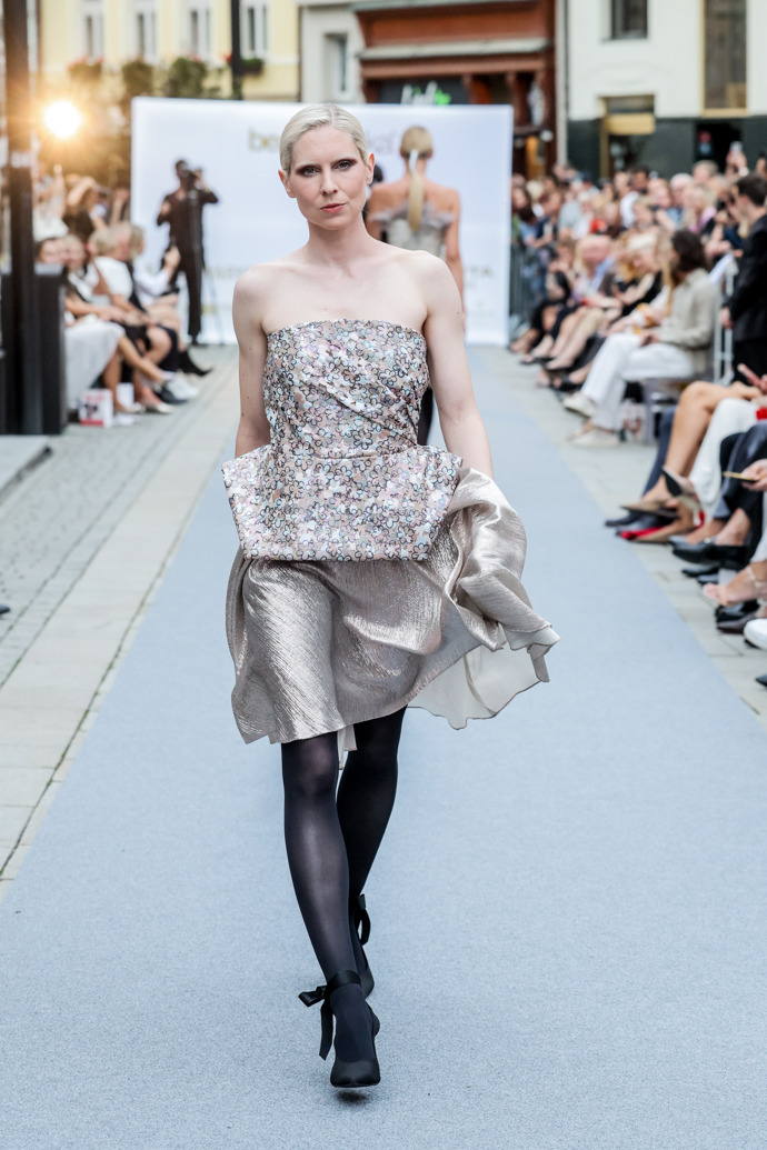 Beata doplnila světlé modely kontrastními černými punčochami. 