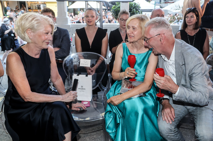 Na přehlídce se manželé tradičně zabaví například s manželkou Miroslava Donutila, Zuzanou.