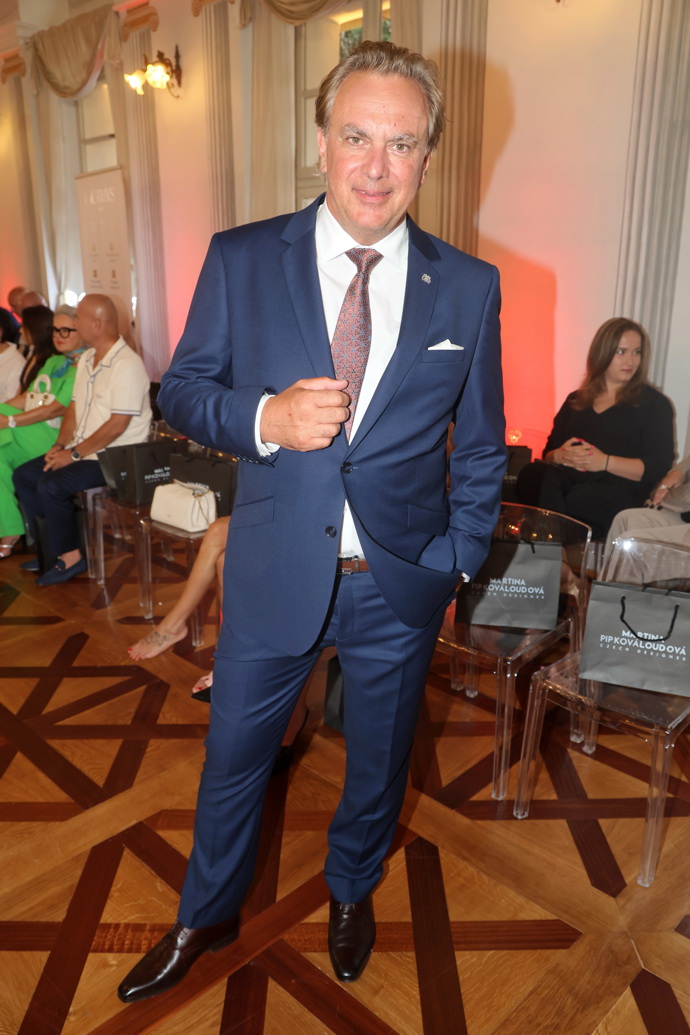 Herec říká, že do kvalitních obleků se naučil investovat peníze. 