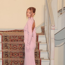Outfit měl holá záda a Kordula předvedla svoji štíhlou postavu.