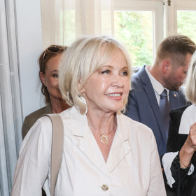 V průběhu festivalu jsme herečku zastihli i v béžovém kalhotovém kostýmku.