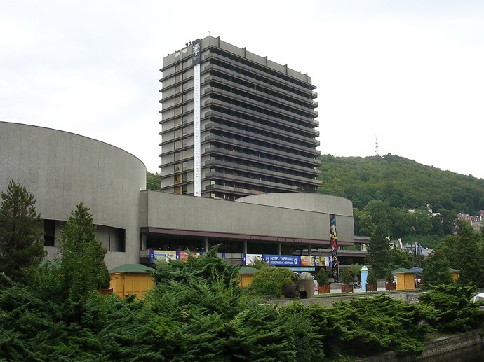 Hotel Thermal: Příběh nejdiskutovanější stavby Karlových Varů. Ikona festivalu, která dodnes budí emoce Hotel Thermal: Příběh nejdiskutovanější stavby Karlových Varů. Ikona festivalu, která dodnes budí emoce