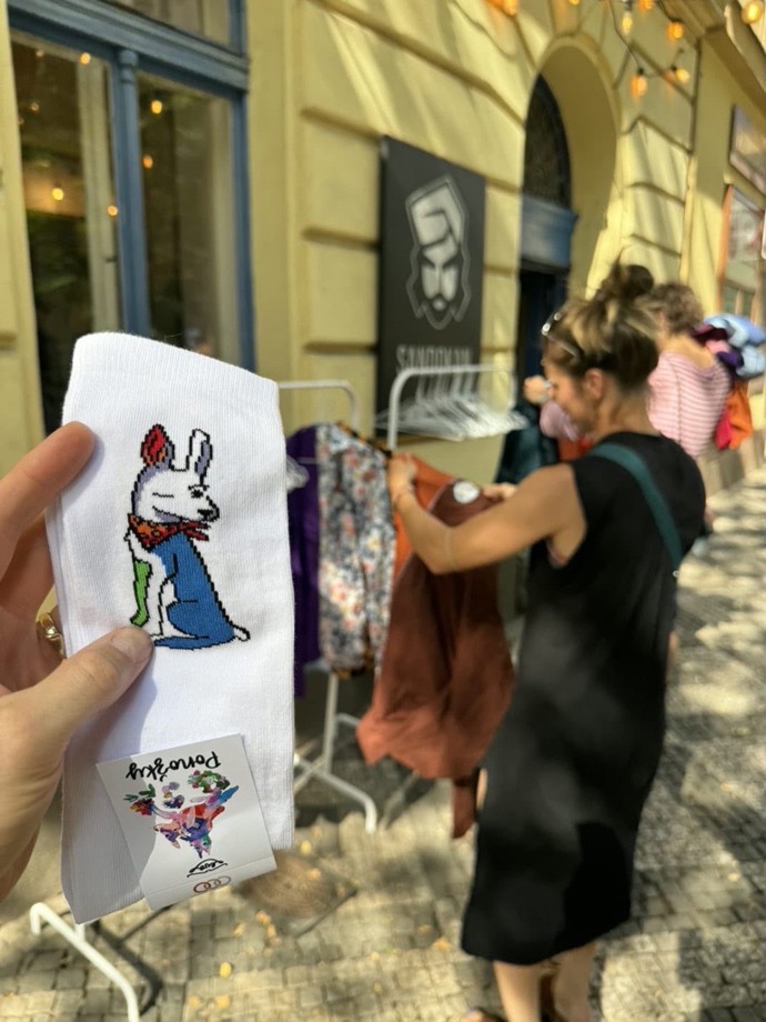 Pořiďte si košile od Evy Adamczykové.  Limitovaná edice je vzpomínkou na doby, kdy s mámou „hrabaly v sekáčích“
