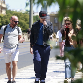 Kevin Bacon na procházce Prahou.