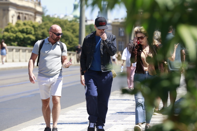 Herec Kevin Bacon poslouchal vyprávění svého průvodce.