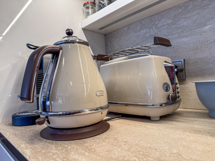 Také konvice je moderní a designová. 