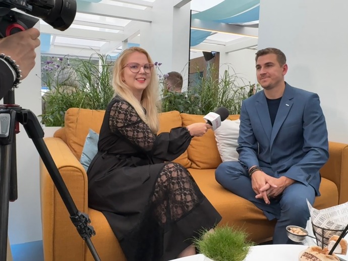 Lifee si Davida vyzpovídalo jen kousek od hotelu Thermal, kde se účastnil talkshow. 