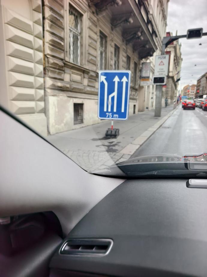 Fotografie značky, která dočasně upravuje pruhy na I.P. Pavlova.