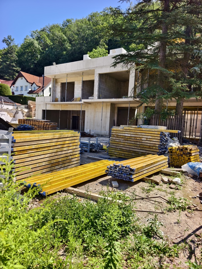 Pozemek v Šárce se proměnil v obří staveniště.