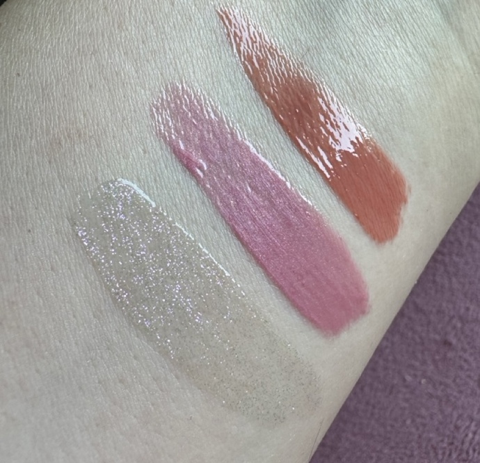 Horní swatch je odstín č. 3, pod ním  č. 4 a nakonec moje nejoblíbenější č. 1 s duochromatickými odstíny do růžova a zlata.