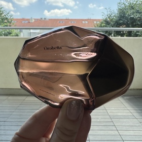 Ale pojďme se podívat na vůně, kde je mým letním favoritem dvousložkový parfém od Belly Hadid a její značky Orebella.