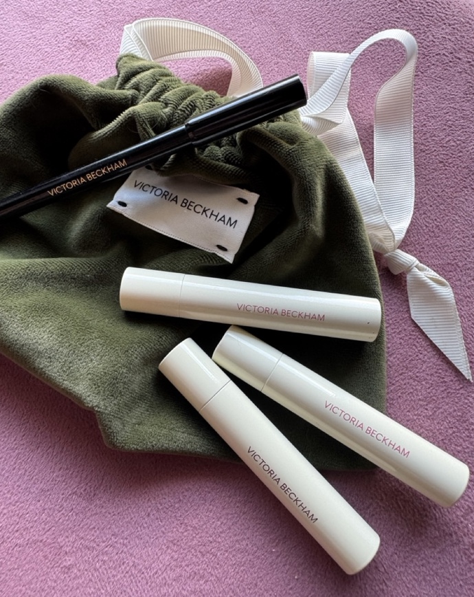 Propašovala jsem vám do tipů jeden luxusnější kousek dekorativky, a to Posh Balm od Victorie Beckham, svůj must have produkt, na který jsem si za poslední rok tak zvykla, že po dvou vypotřebovaných baleních jsem koupila další dvě. Cenu raději psát nebudu. Pokud vás zaujal, koukněte na Victoria Beckham Beauty, už se dá objednat i do Česka.