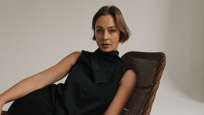 V čem přežít tropy stylově? Návrhářka vysvětluje, jak vybírat letní materiály. Ani polyester nemusí být nepřítel