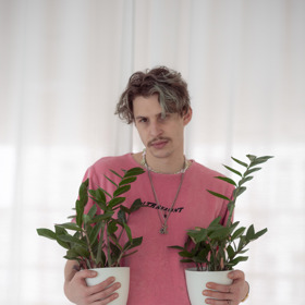Matěj Kačírek se věnuje módě a kostýmu přes deset let a v posledních letech aktivně propaguje udržitelnost skrze udržitelné kostýmy, merch, ale i přednáškami pro veřejnost.