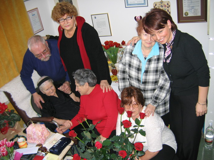 Irena Sendler s dětmi, které zachránila, 2005 Irena Sendler s dětmi, které zachránila, 2005
