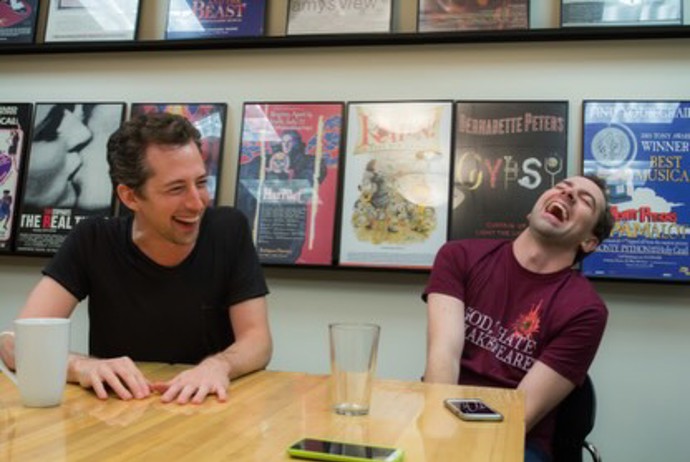 Josh Grisetti a Rob McClure během jednoho z rozhovorů, kde rozdávali úsměvy na všechny strany.
