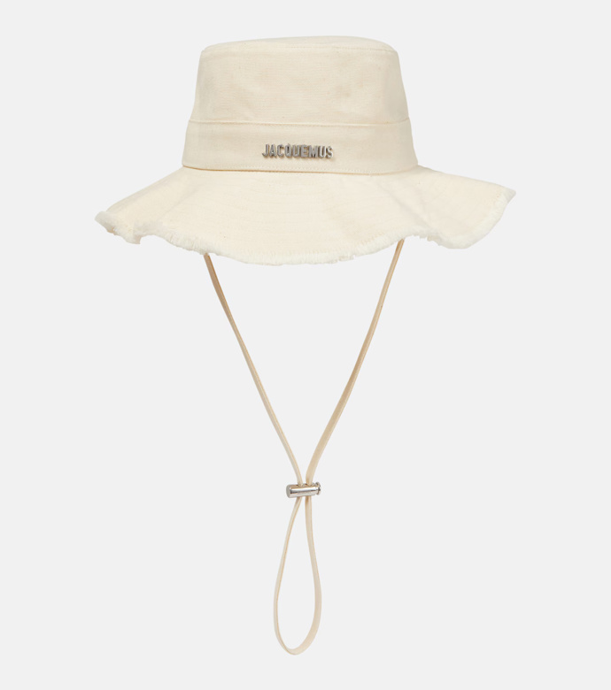 Jacquemus, od 2900 Kč, mytheresa.com Jacquemus, od 2900 Kč, mytheresa.com
