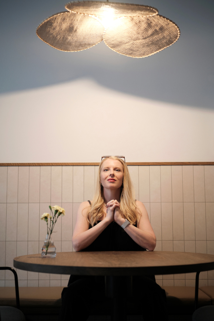 Minimalistický interiér nemusí být studený. Designérka Jana Pařízková radí, jak mu dodat klid, prostor i duši