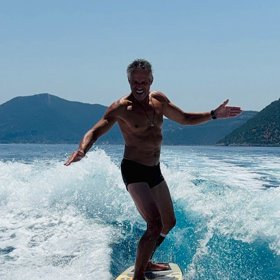 Janek Ledecký připomíná Toma Cruise.