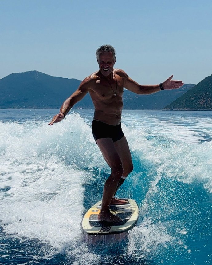 Janek Ledecký připomíná Toma Cruise.