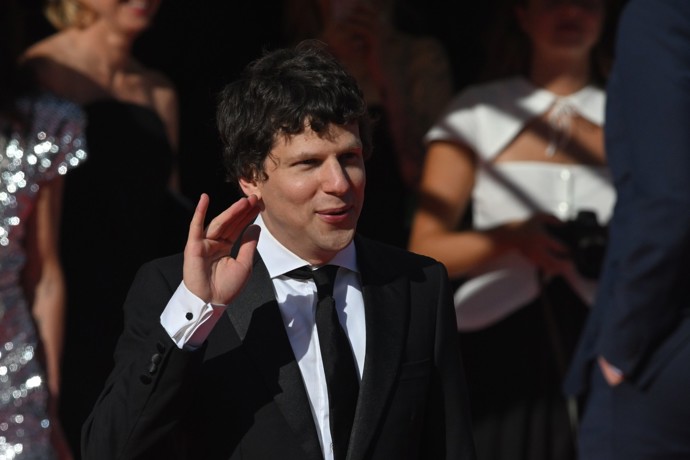Jesse Eisenberg mával fanouškům.