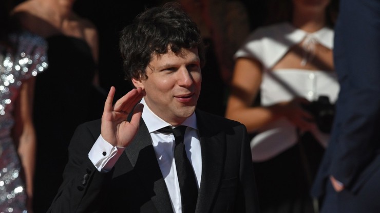 Jesse Eisenberg mával fanouškům.