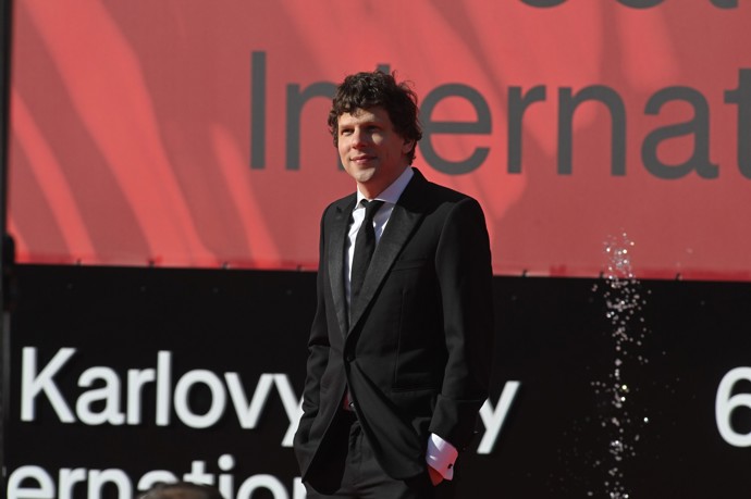 Jesse Eisenberg na zahájení festivalu.