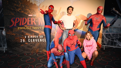 FOTO: Nerozlučná dvojice Jordan Haj a Emma Smetana zapózovali na fotostěně obklopeni hned několika Spider-Many.