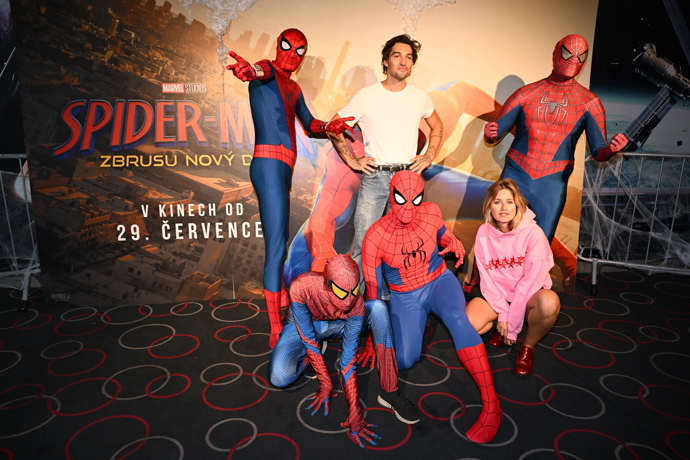 Nerozlučná dvojice Jordan Haj a Emma Smetana zapózovali na fotostěně obklopeni hned několika Spider-Many.