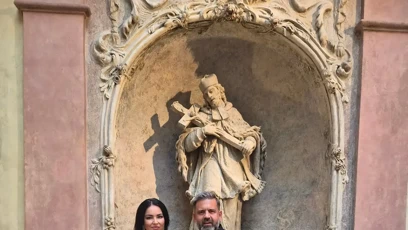 FOTO: Atraktivní brunetka neskrývala nadšení a s michelinským šéfkuchařem pózovala v chodbě restaurace.