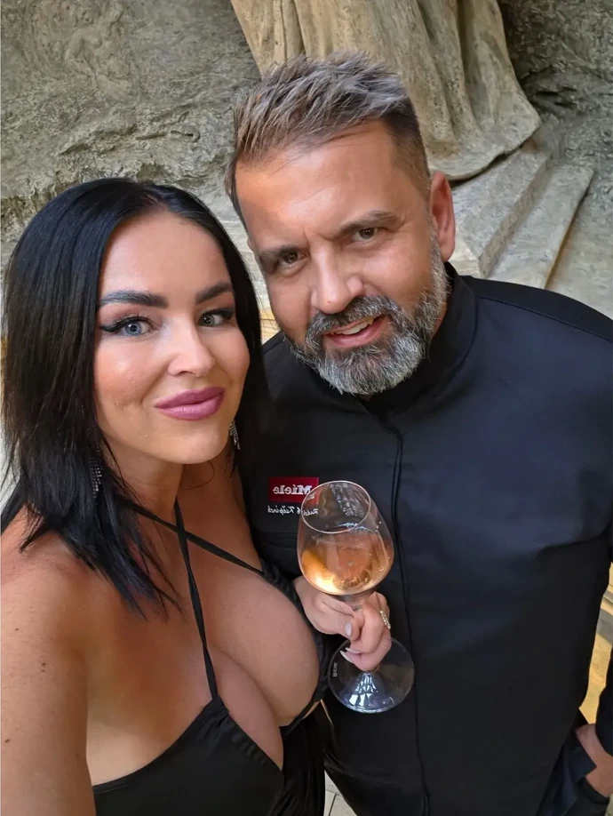 Vnadná kočka natlačila svůj odvážný dekolt přímo na slavného šéfkuchaře.