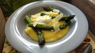 Krémová polenta se zeleným chřestem: Recept na bleskové vaření, jehož výsledek vás okouzlí