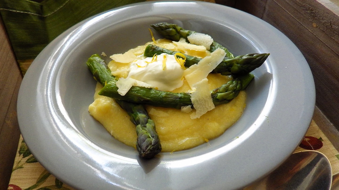 Krémová polenta se zeleným chřestem: Recept na bleskové vaření, jehož výsledek vás okouzlí