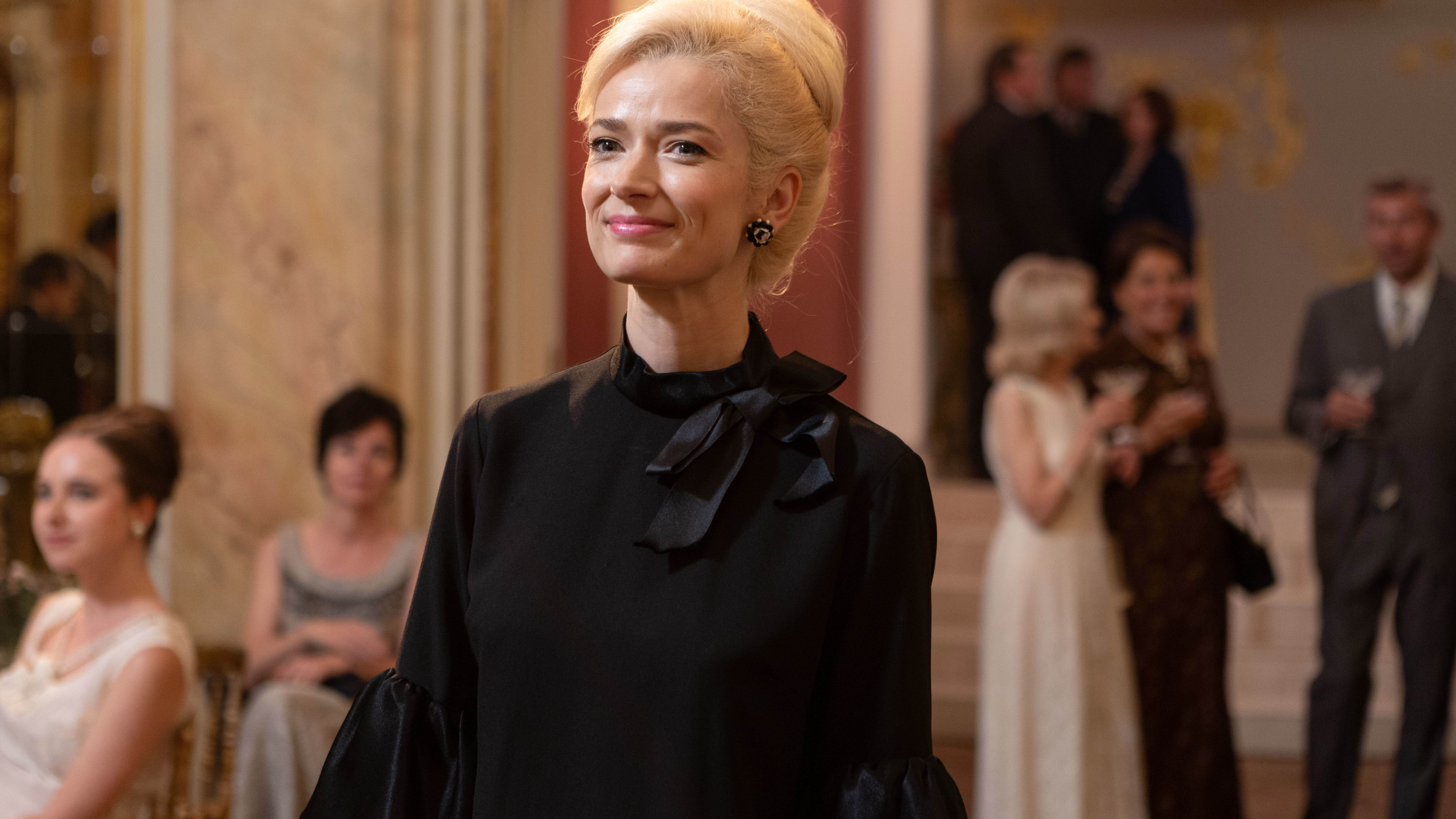 Marika Šoposká se proměnila z brunety v platinovou blondýnu. Maskérka vysvětluje, proč jí vlasy obarvila jen napůl