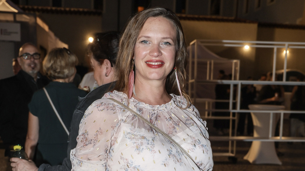 Nastávající maminka zvolila pro horký letní večer vzdušné vzorované šaty a vějíř.