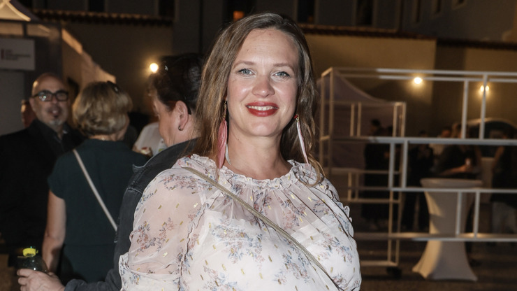 Nastávající maminka zvolila pro horký letní večer vzdušné vzorované šaty a vějíř.