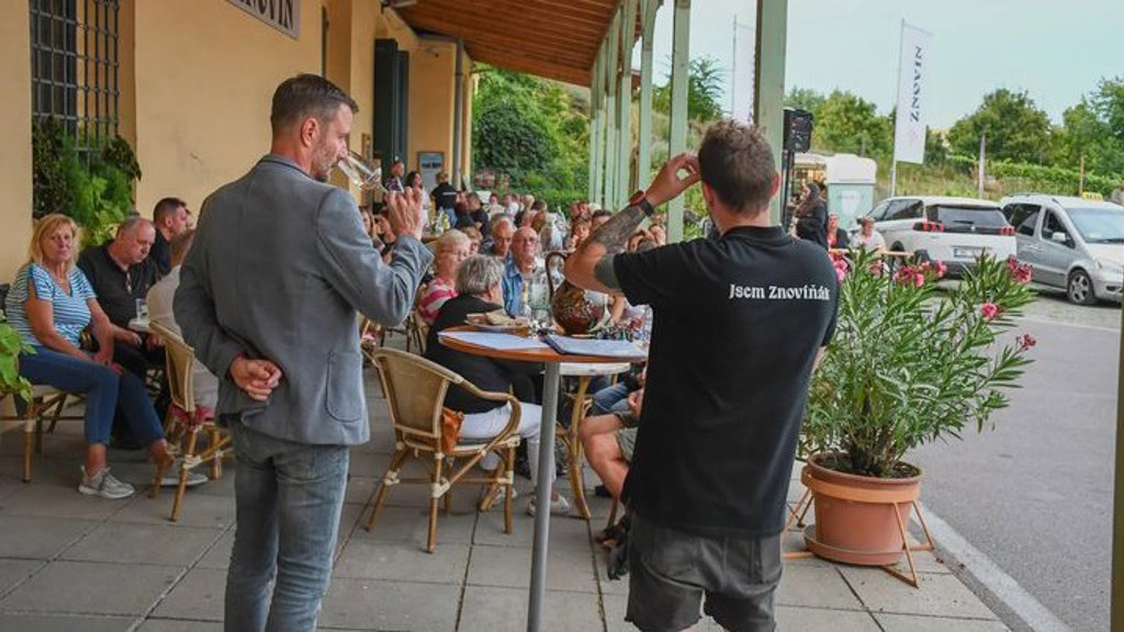 Letní cestování za vínem: Nemusíte čekat až na vinobraní. Znojemská vinařství zvou o prázdninách na degustace v nevšedních kulisách Letní cestování za vínem: Nemusíte čekat až na vinobraní, znojemská vinařství zvou o prázdninách na degustace v nevšedních kulisách