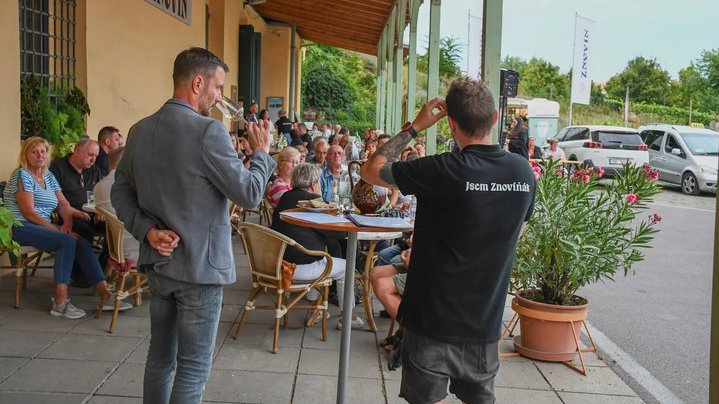 Letní cestování za vínem: Nemusíte čekat až na vinobraní. Znojemská vinařství zvou o prázdninách na degustace v nevšedních kulisách