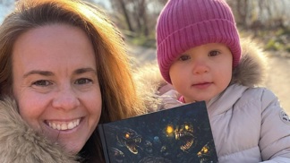 Lucie Matějíčka Sehnalová a její dcera Thea. Pro ni i pro sebe napsala knížku o delfínovi Luckym.