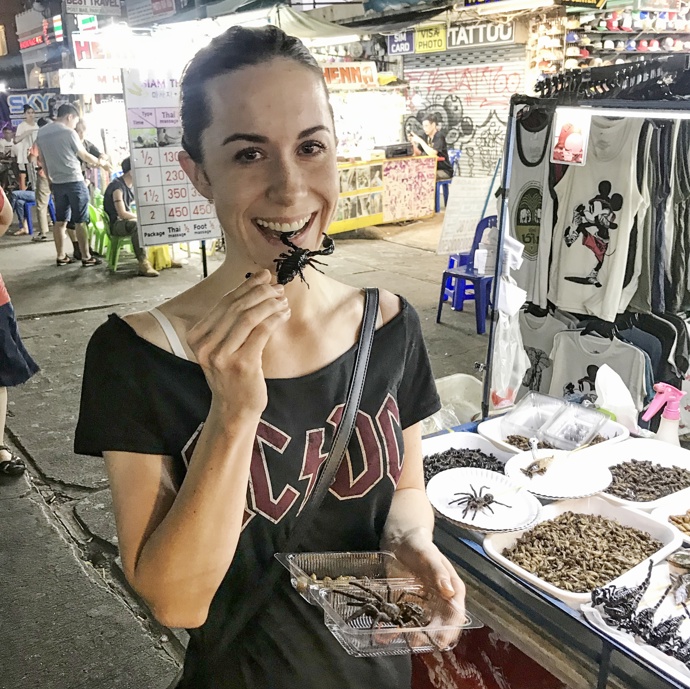 Marika Mikušová se k práci u Emirates dostala tak trošku náhodou. Po škole chtěla cestovat a poznávat svět, což jí aerolinky umožnily. Na snímku si vychutnává místní delikatesu v Bangkoku.